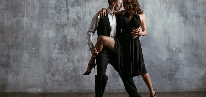 Danseurs de tango effectuant une figure