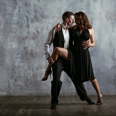 Danseurs de tango effectuant une figure